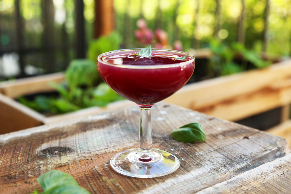 Cocktail crème de cassis et rhubarbe