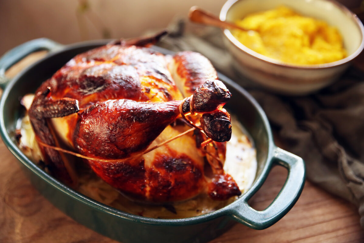 Poulet rôti avec chou braisé et purée de courge au poireau et à la sauge