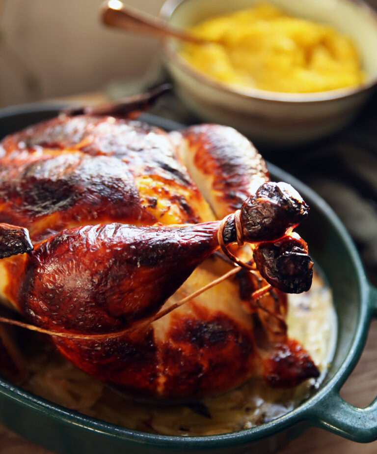 Poulet rôti avec chou braisé et purée de courge au poireau et à la sauge
