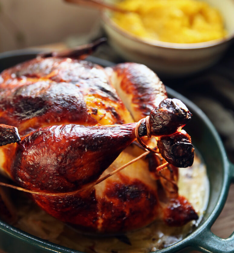 Poulet rôti avec chou braisé et purée de courge au poireau et à la sauge